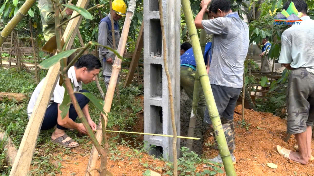 XÃ XUÂN GIANG KIỂM TRA TIẾN ĐỘ, CHẤT LƯỢNG CÔNG TRÌNH ĐIỆN THẮP SÁNG 0,4KV TẠI THÔN TỊNH