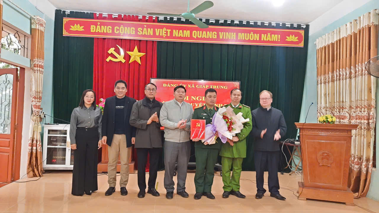 Hội nghị công bố quyết định chỉ huy trưởng Ban Chỉ huy Quân sự xã Giáp Trung