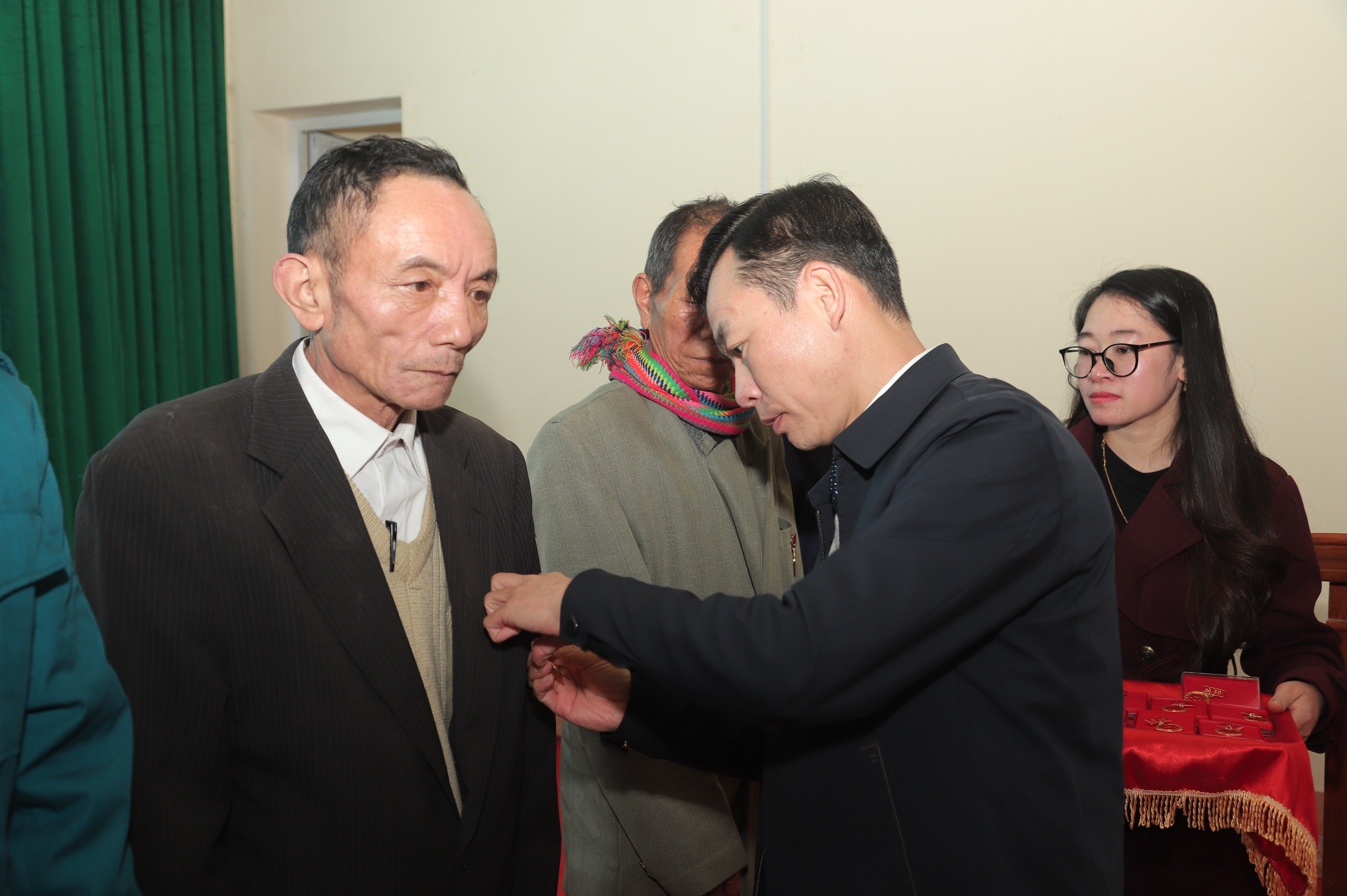 Đảng bộ xã Liên Hiệp trao Huy hiệu Đảng tặng các đảng viên đợt 3/2