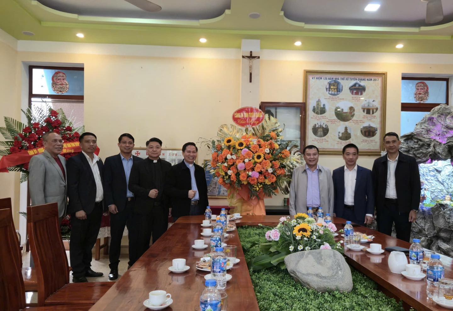 LÃNH ĐẠO CÔNG AN TỈNH CHÚC MỪNG CHỨC SẮC, TÍN ĐỒ TÔN GIÁO NHÂN DỊP LỄ GIÁNG SINH NĂM 2025