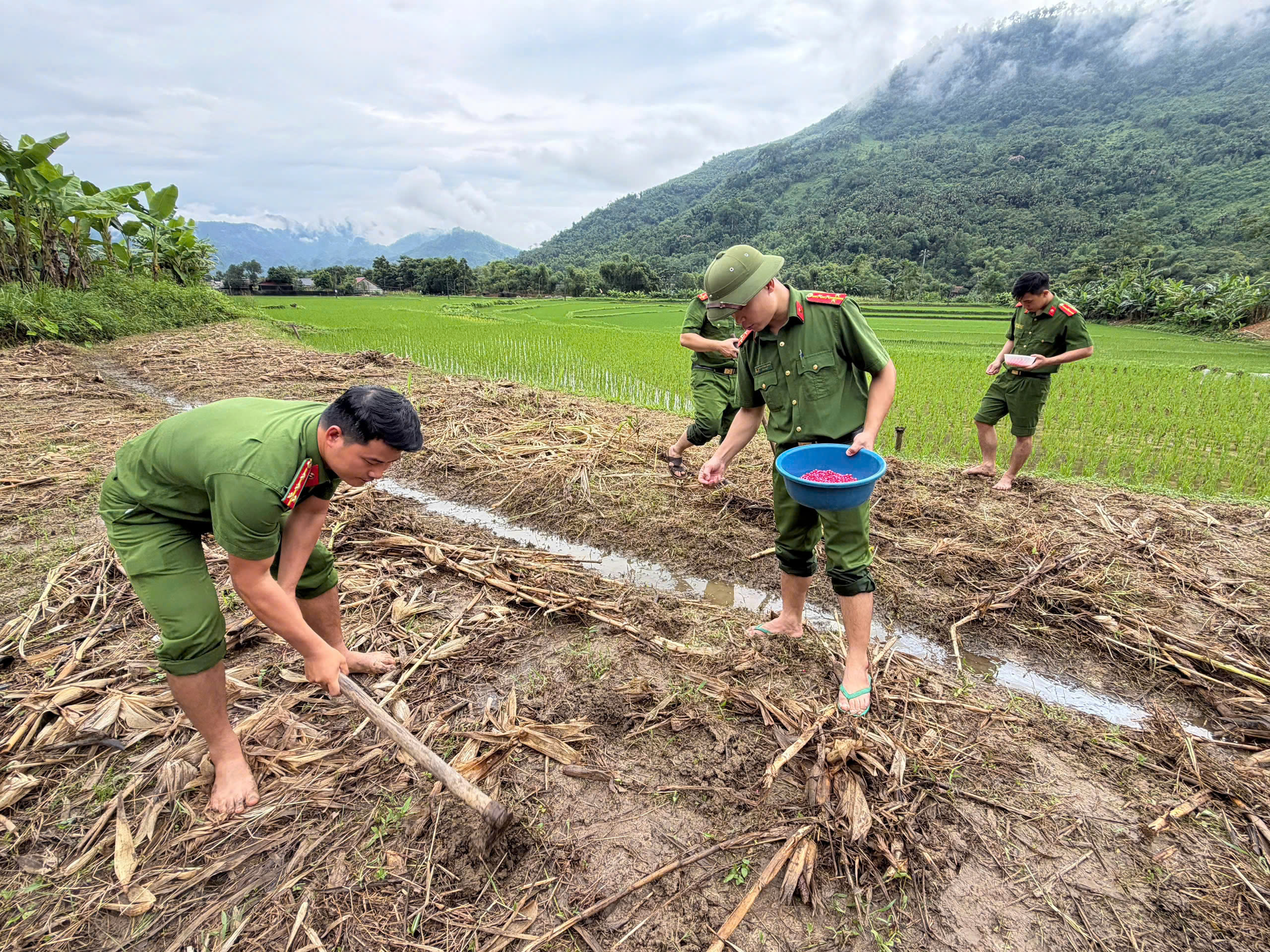 CÔNG AN XÃ BÌNH AN CHUNG TAY HỖ TRỢ NGƯỜI DÂN KHẮC PHỤC HẬU QUẢ MƯA LŨ