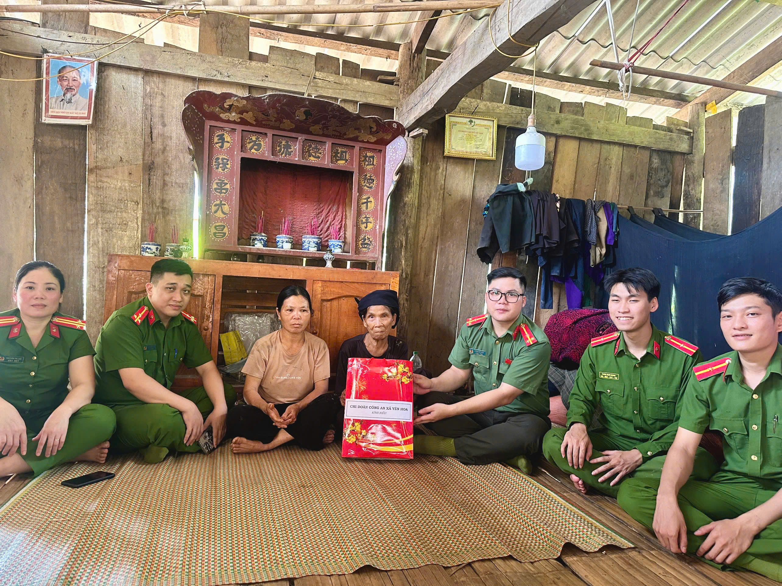 CHI ĐOÀN CÔNG AN XÃ YÊN HOA THĂM HỎI, GIÚP ĐỠ GIA ĐÌNH NGƯỜI CÓ CÔNG NHÂN KỶ NIỆM 79 NĂM NGÀY THƯƠNG BINH - LIỆT SĨ