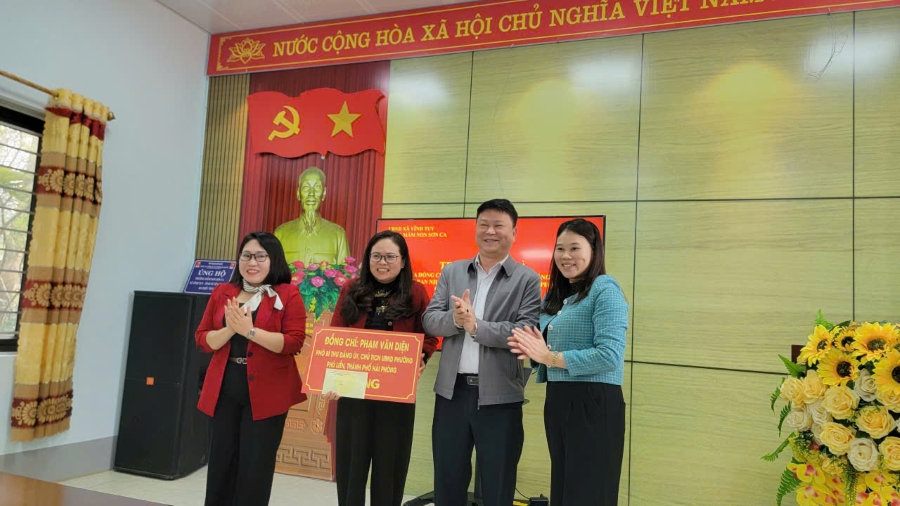 UBND xã Vĩnh Tuy trao tặng quà cho trường Mầm non Sơn Ca