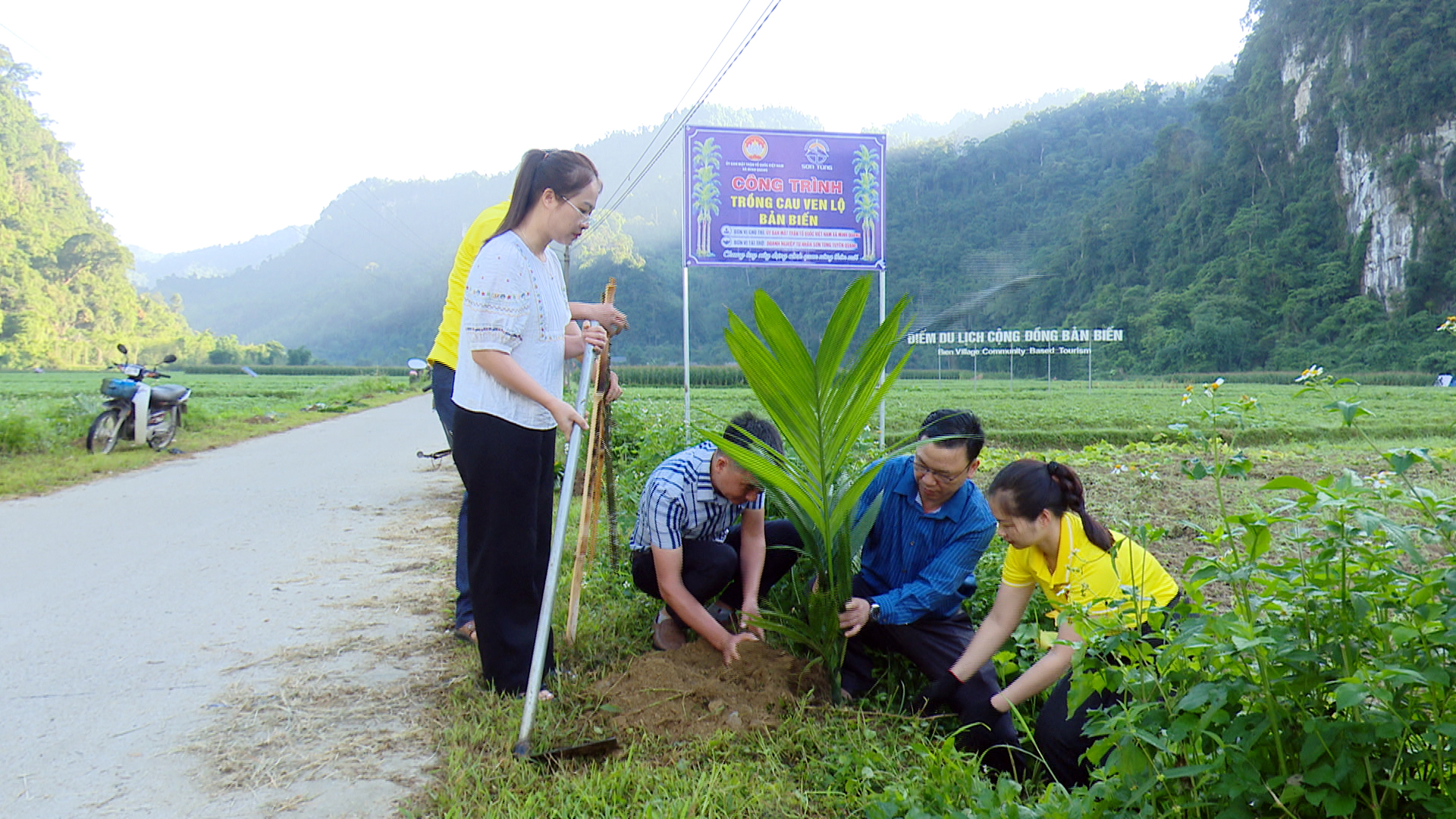 Xã Minh Quang triển khai công trình trồng cau ven lộ thôn Bản Biến