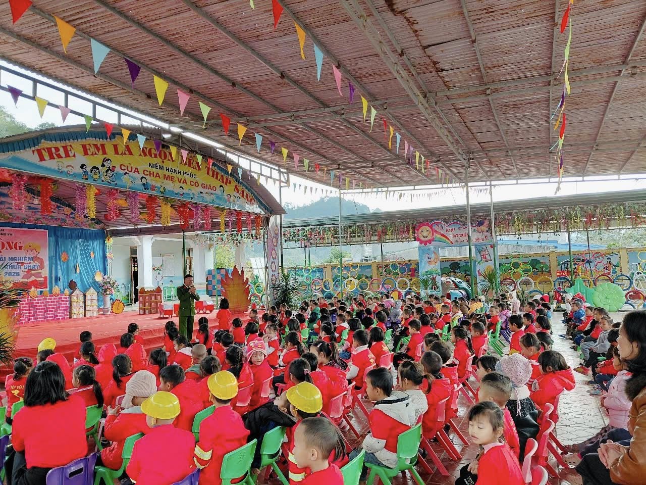 Tuyên truyền, trải nghiệm kỹ năng phòng cháy, chữa cháy cho trẻ tại trường Mầm non Tùng Vài.