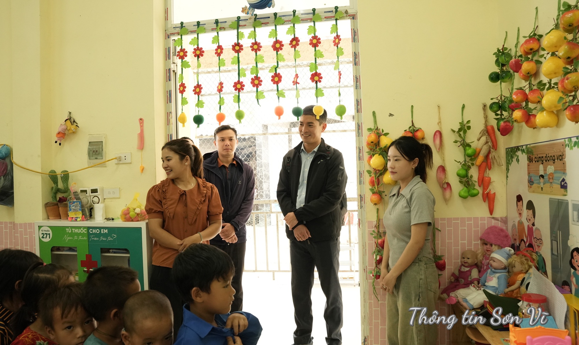 Phó Chủ tịch UBND xã Sơn Vĩ Trần Việt Hùng kiểm tra cơ sở vật chất tại các thôn 