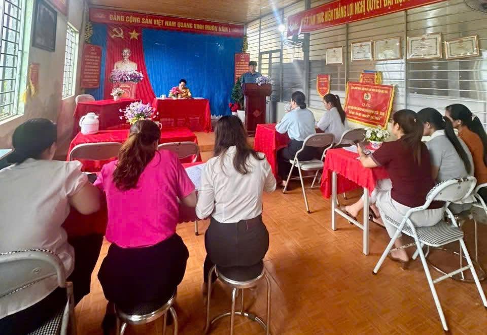 Chi bộ Trường Mầm non Lũng Pù tổ chức sinh hoạt thường kỳ tháng 6