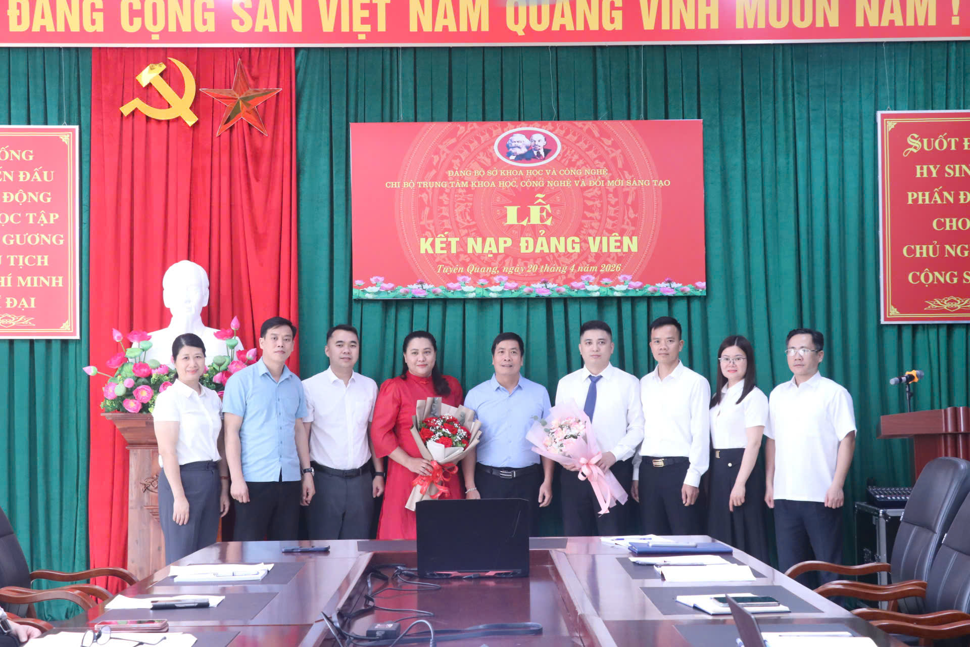 Chi bộ Trung tâm Khoa học, Công nghệ và Đổi mới sáng tạo  tổ chức kết nạp đảng viên