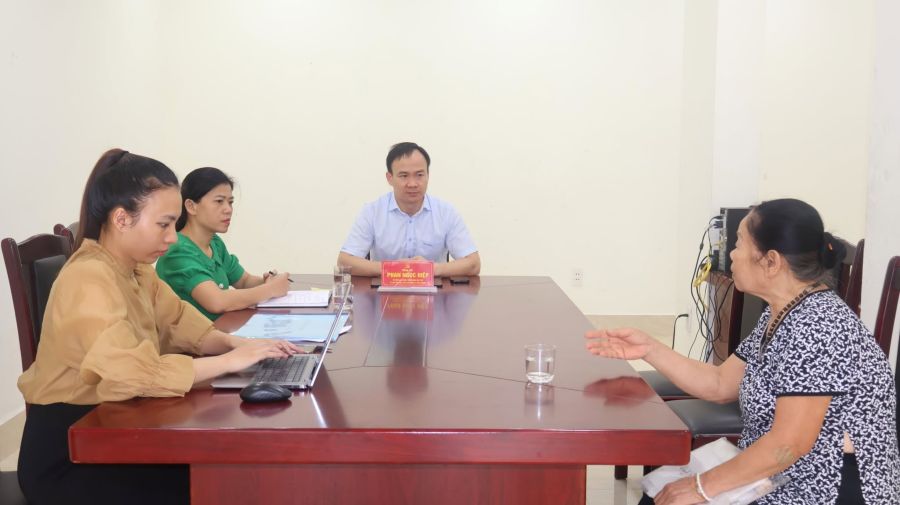 Bí thư Đảng ủy, Chủ tịch HĐND xã Phan Ngọc Hiệp tiếp công dân định kỳ