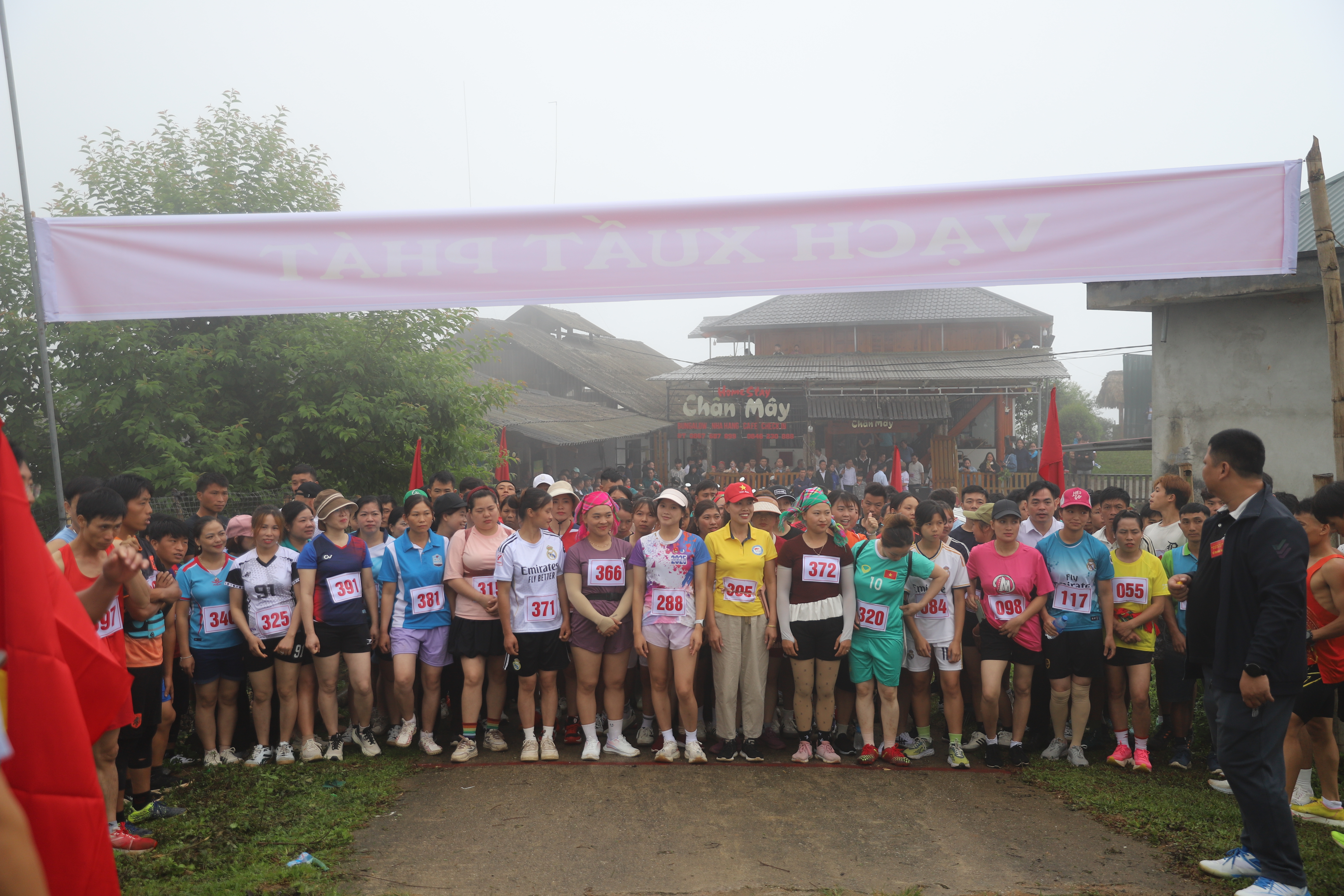 Hồ Thầu: 350 vận động viên tham gia hành trình chinh phục Chiêu Lầu Thi-Thử thách bản thân, khám phá thiên nhiên Hồ Thầu