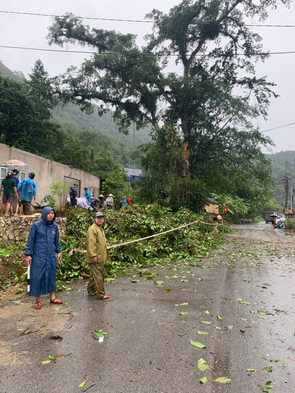 CÔNG AN XÃ MINH SƠN: TRIỂN KHAI LỰC LƯỢNG HỖ TRỢ NHÂN DÂN KHẮC PHỤC HẬU QUẢ SAU MƯA BÃO
