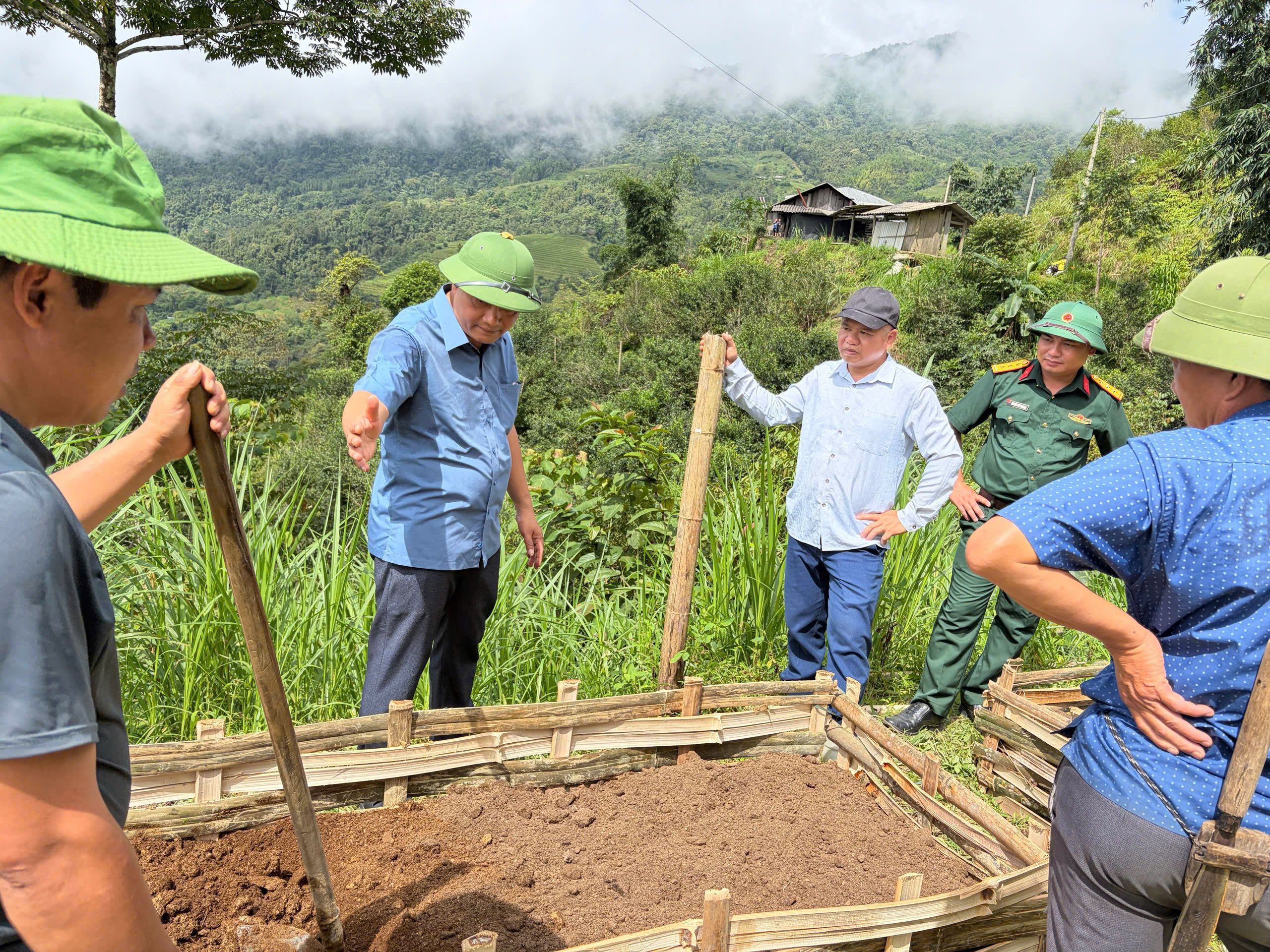 NHÂN DÂN THÔN ĐÁN KHAO RA QUÂN XÂY DỰNG MÔ HÌNH TRỒNG CÂY SU SU TRÁI VỤ