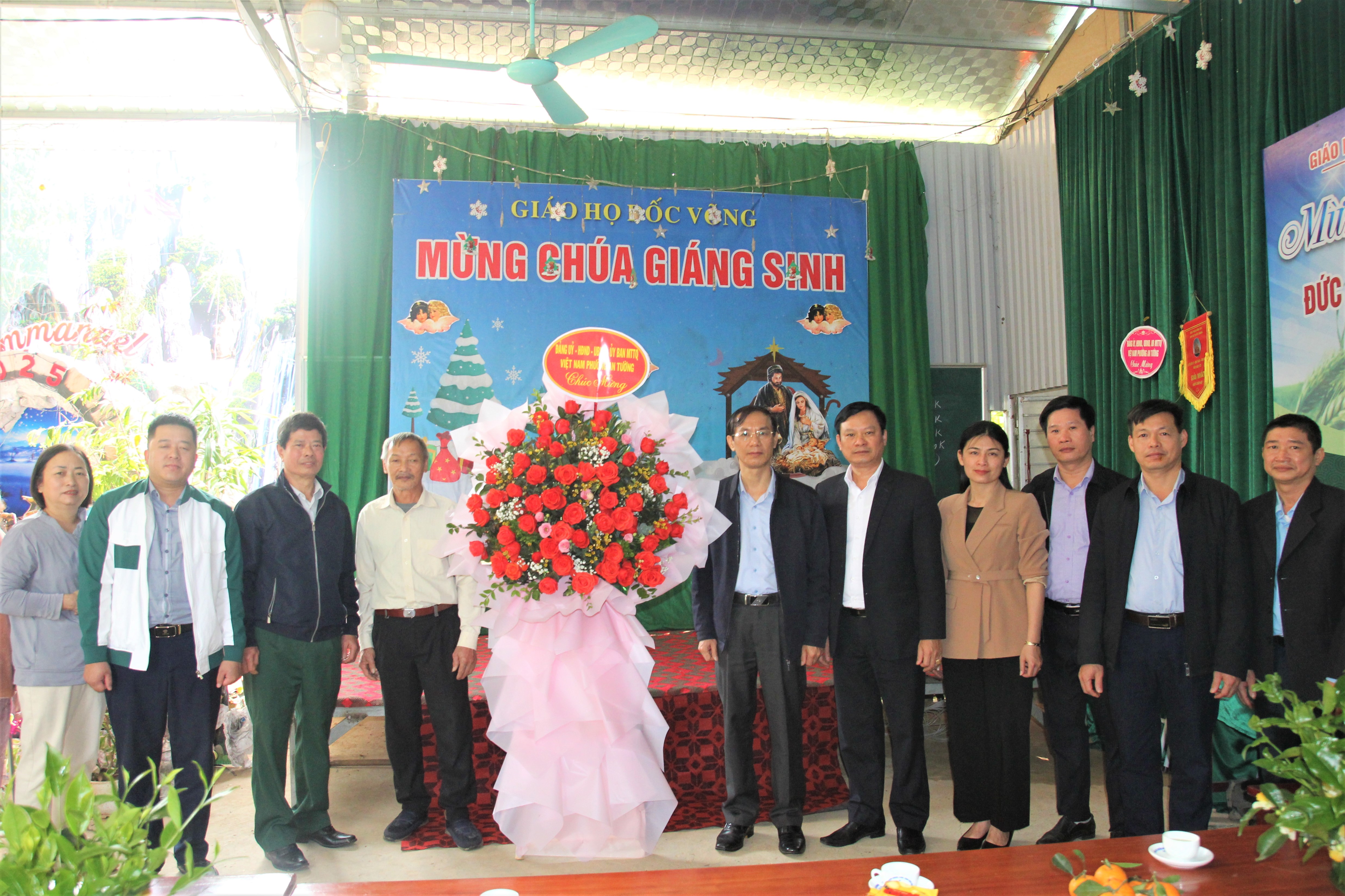 Đồng chí Nguyễn Đình Trung, Bí thư Đảng ủy, Chủ tịch HĐND phường An Tường đã đến thăm, chúc mừng các Giáo họ trên địa bàn nhân dịp Giáng sinh 