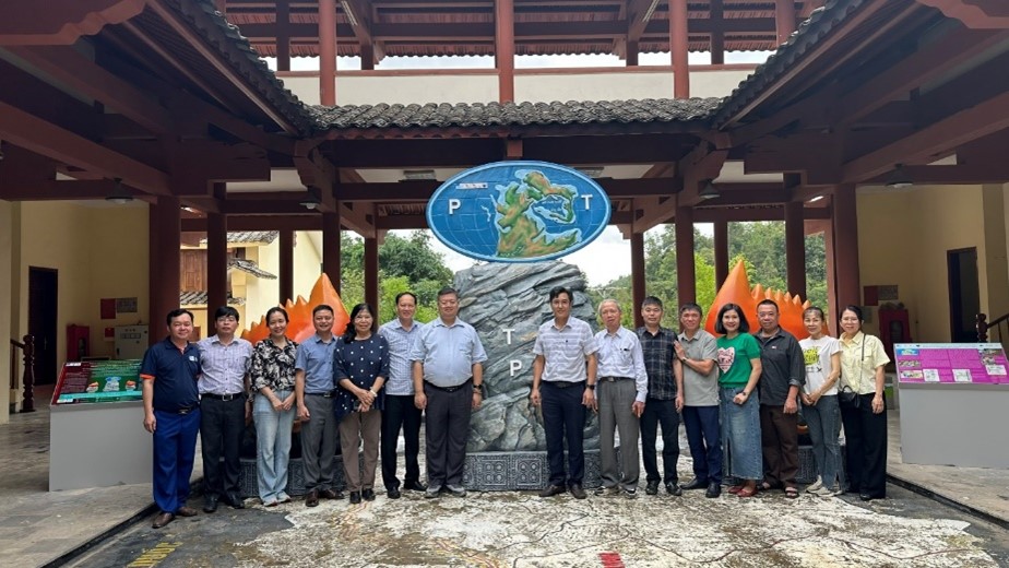 Nghiệm thu đề tài nghiên cứu về di sản địa chất phục vụ bảo tồn và phát huy giá trị Công viên địa chất toàn cầu UNESCO Cao nguyên đá Đồng Văn