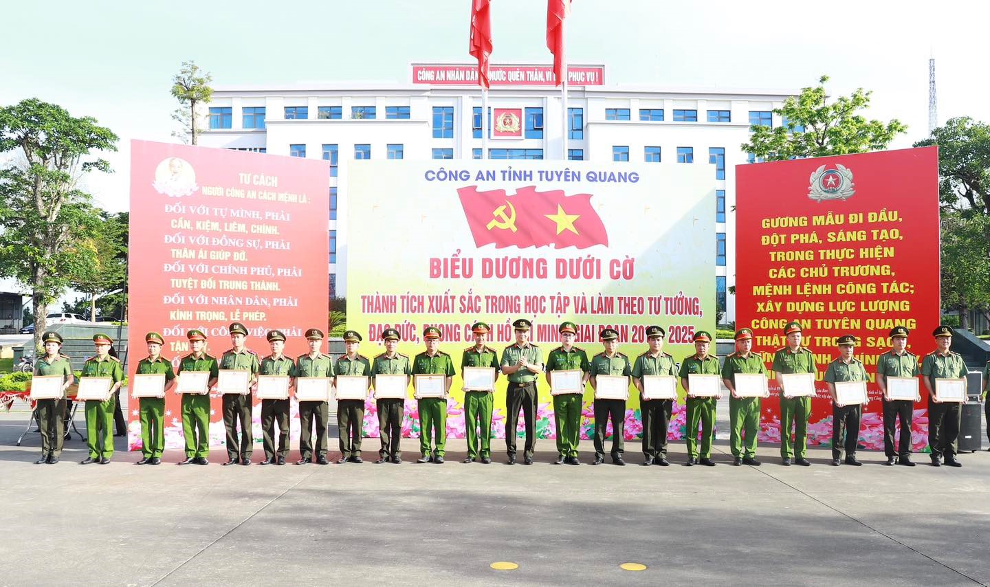 TỪ ĐIỂM TỰA CƠ SỞ ĐẾN THÀNH TRÌ BẢO VỆ ĐẢNG