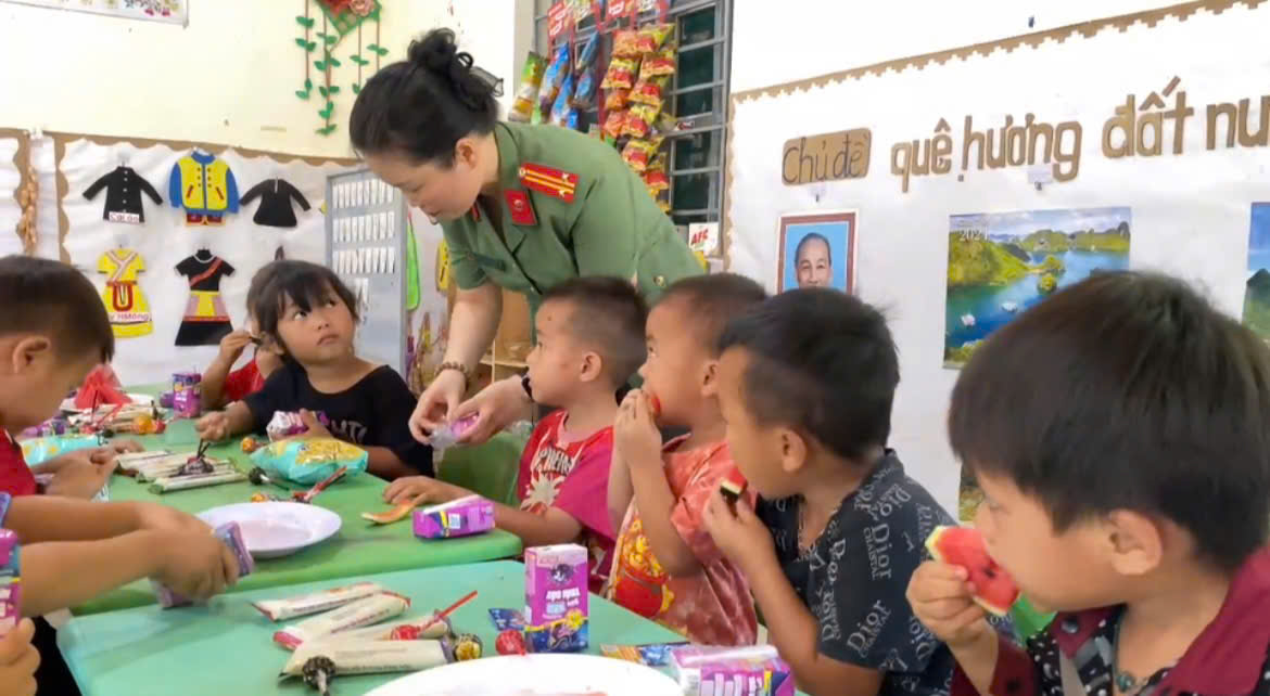 CÔNG AN XÃ MINH TÂN TỔ CHỨC TẾT THIẾU NHI 1/6 CHO TRẺ EM VÙNG CAO