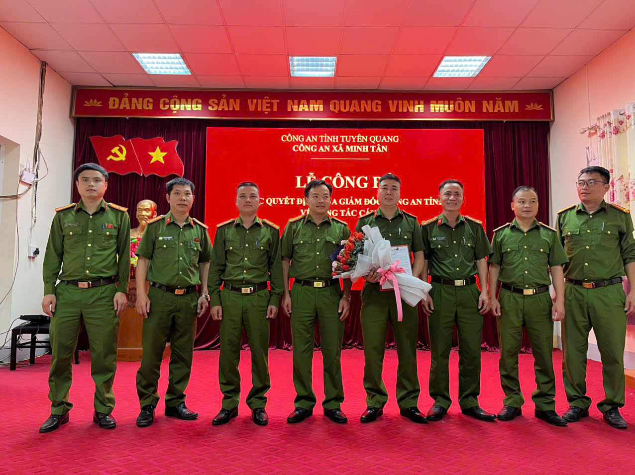 TỔ CHỨC LỄ CÔNG BỐ CÁC QUYẾT ĐỊNH CỦA GIÁM ĐỐC CÔNG AN TỈNH TUYÊN QUANG VỀ CÔNG TÁC CÁN BỘ