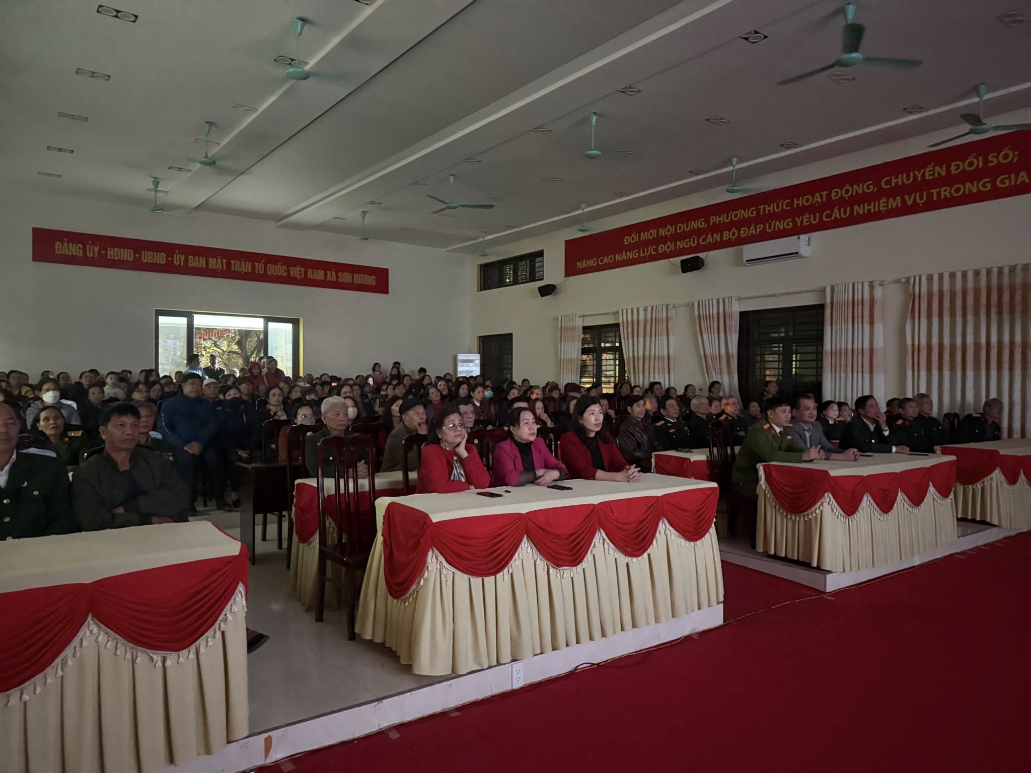 Sự kiện chiếu phim "Mưa đỏ" miễn phí tại xã Sơn Dương: Buổi chiếu đầu tiên thu hút gần 500 người đến xem phim