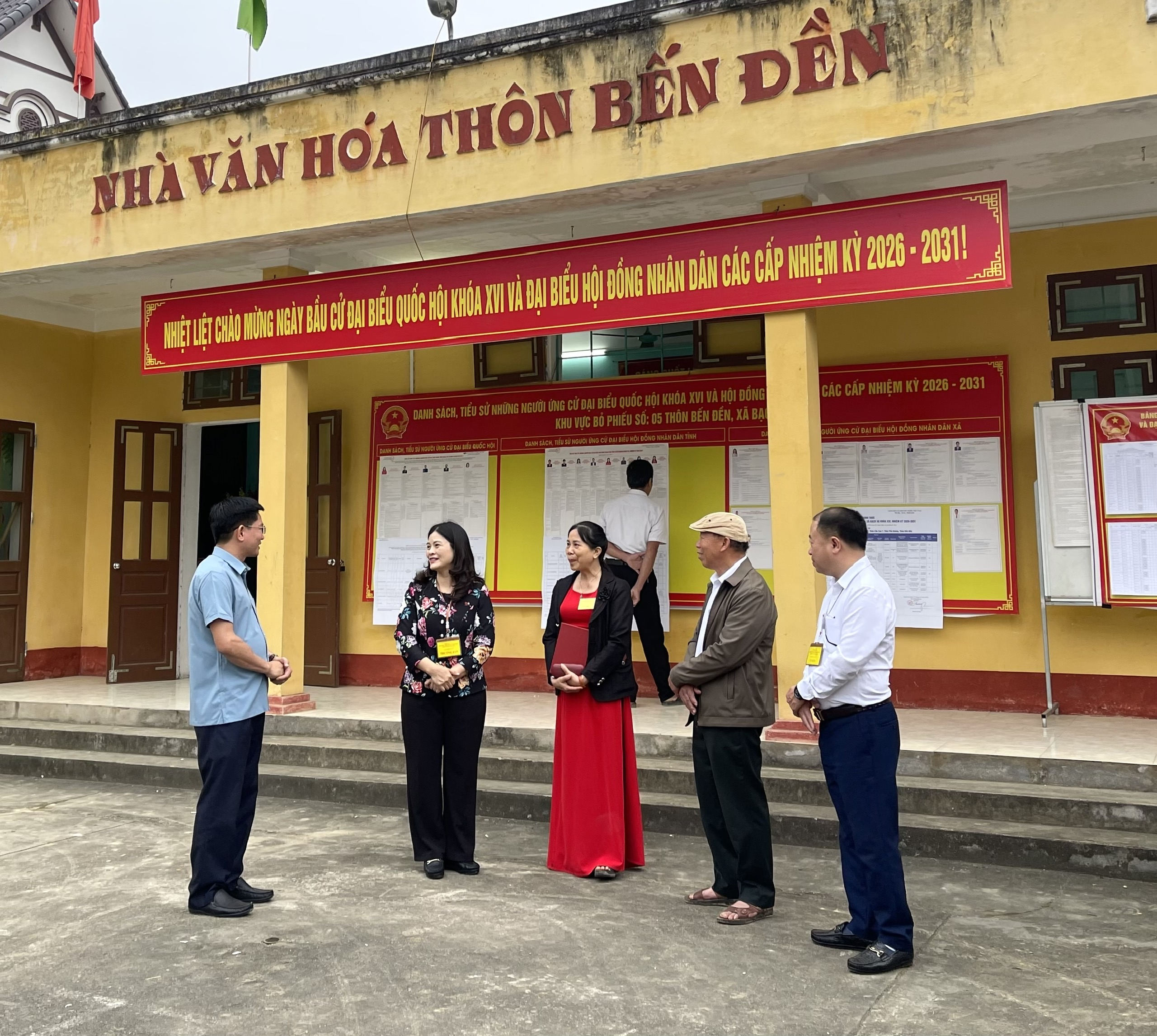 ĐỒNG CHÍ VƯƠNG NGỌC HÀ, ỦY VIÊN BAN THƯỜNG VỤ TỈNH ỦY, PHÓ CHỦ TỊCH ỦY BAN NHÂN DÂN TỈNH TUYÊN QUANG THĂM, ĐỘNG VIÊN LỰC LƯỢNG LÀM CÔNG TÁC BẦU CỬ XÃ BẠCH XA