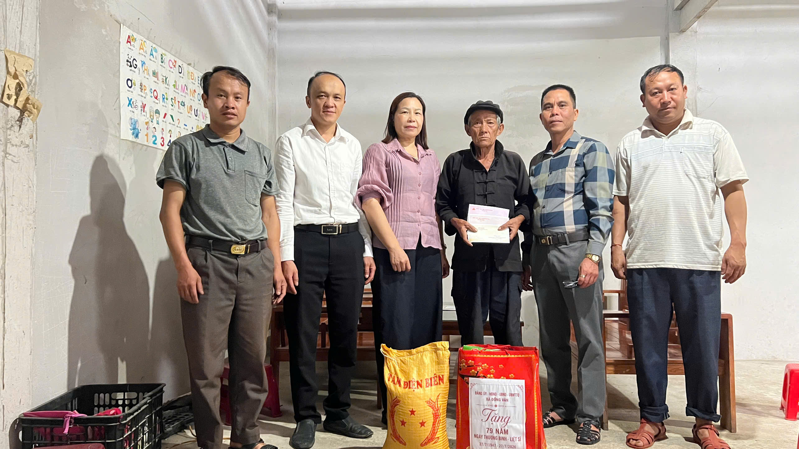 Ủy ban MTTQ Việt Nam xã Đồng Văn thăm, tặng quà người có công nhân dịp kỷ niệm 79 năm ngày thương binh - liệt sĩ (27/7/1947 - 27/7/2026)