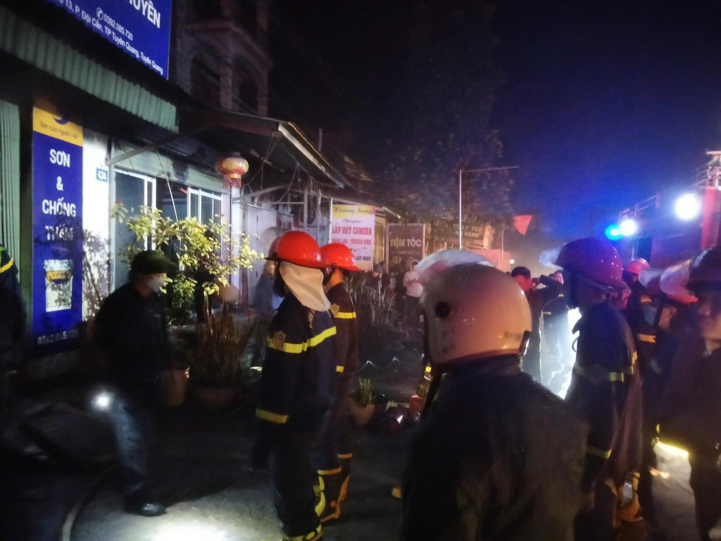 KỊP THỜI CỨU 4 NGƯỜI MẮC KẸT TRONG ĐÁM CHÁY LÚC RẠNG SÁNG