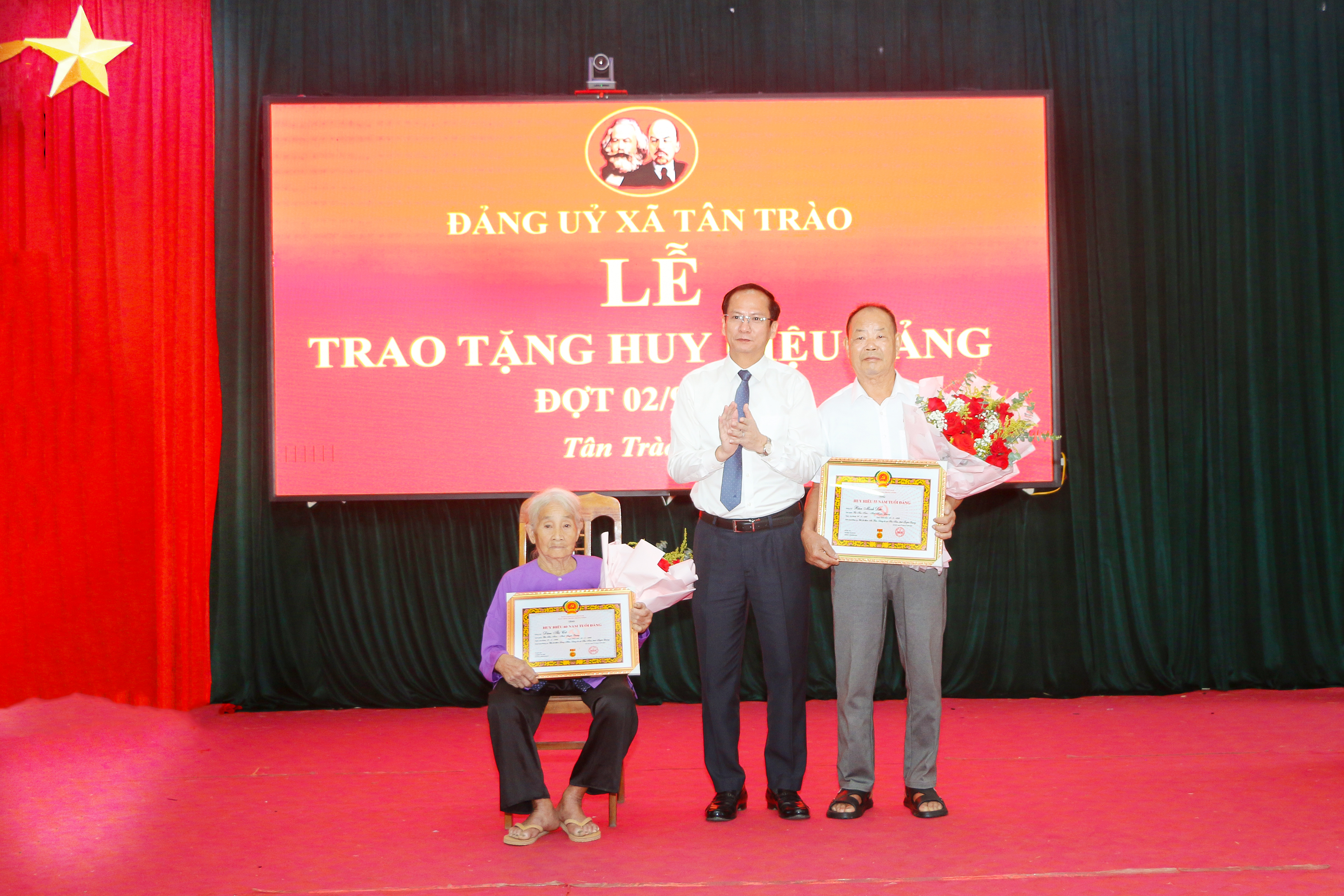 Đảng ủy xã Tân Trào trao tặng Huy hiệu Đảng đợt 02/9/2026