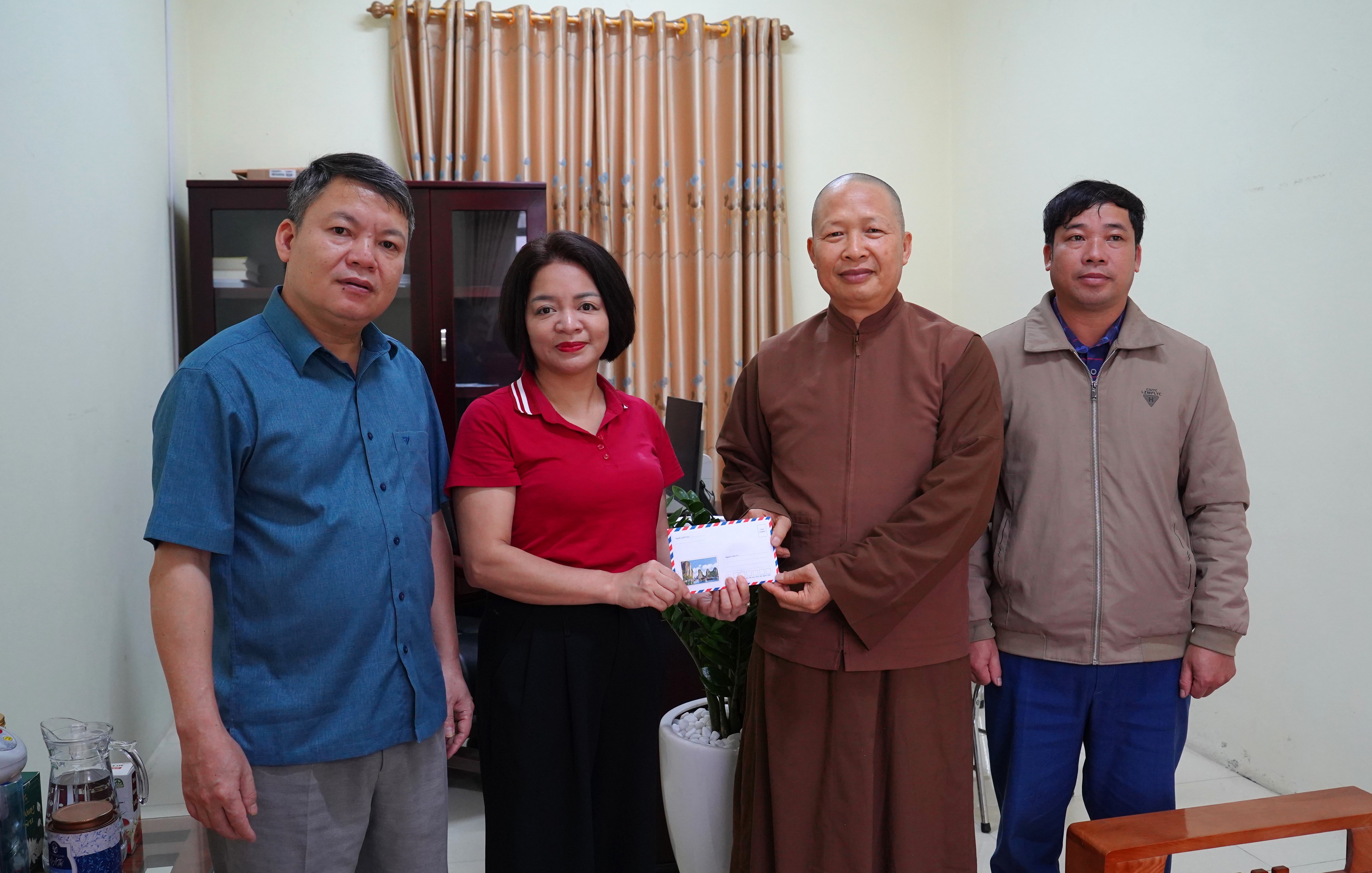 Chùa Nậm Dầu trao tiền ủng hộ thiên tai cho xã Linh Hồ