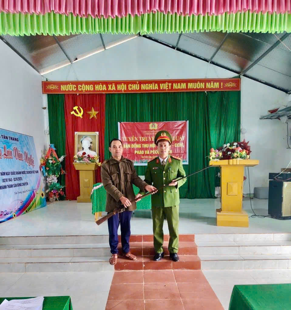 ĐẨY MẠNH CAO ĐIỂM TUYÊN TRUYỀN, VẬN ĐỘNG THU HỒI VŨ KHÍ, VẬT LIỆU NỔ