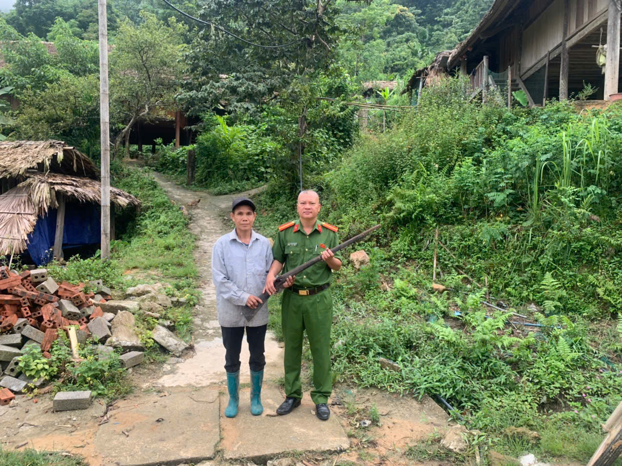 TỰ GIÁC GIAO NỘP VŨ KHÍ