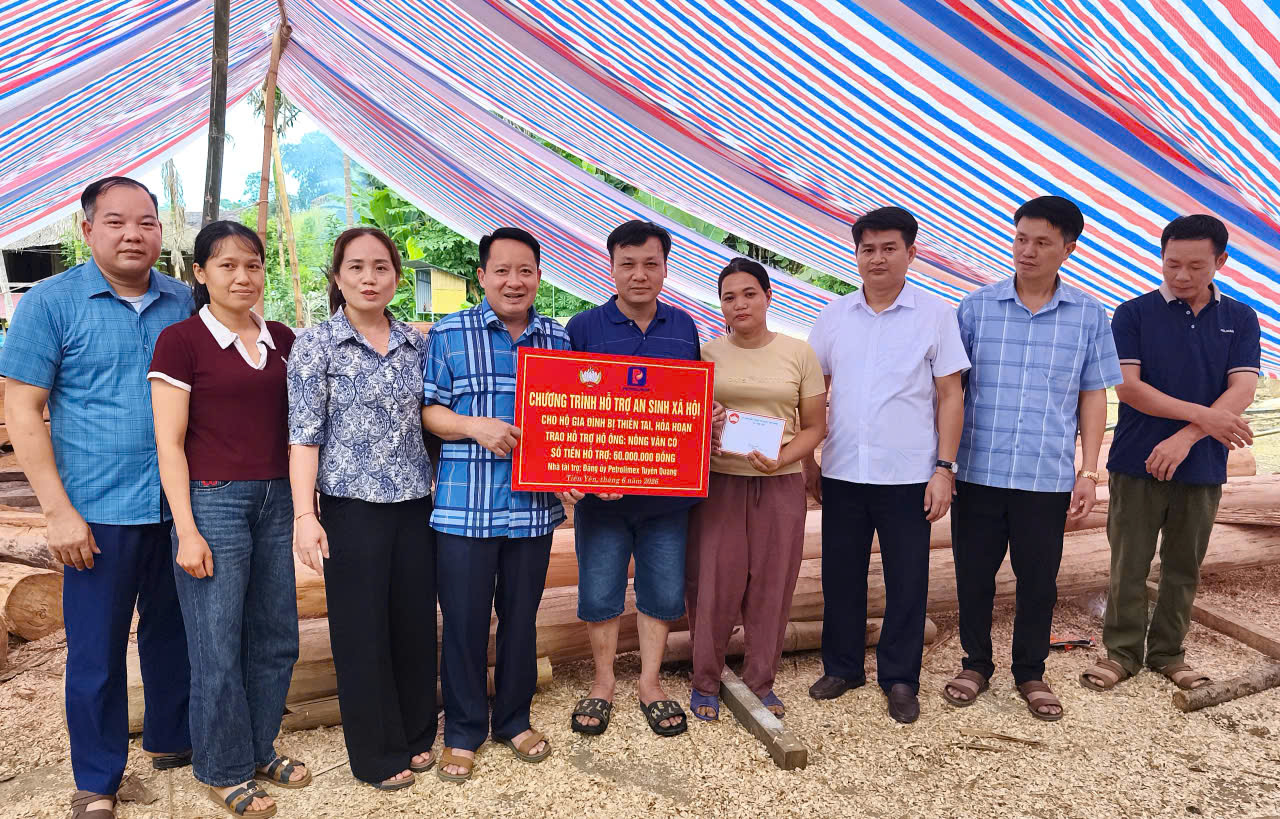 Petrolimex Tuyên Quang hỗ trợ các hộ dân bị thiệt hại do hỏa hoạn và gia đình chính sách tại xã Tiên Yên