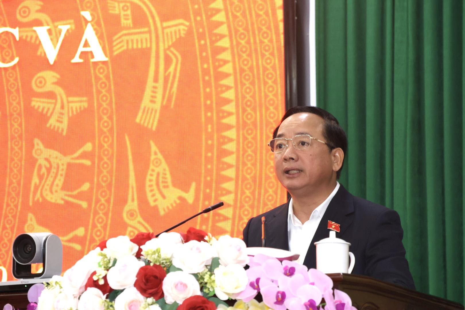 Đồng chí Trịnh Văn Quyết Ủy viên Bộ Chính trị, Bí thư Trung ương Đảng, Trưởng ban Tuyên giáo và Dân vận Trung ương trao 200 suất quà tại phường Hà Giang 1 và Hà Giang 2.