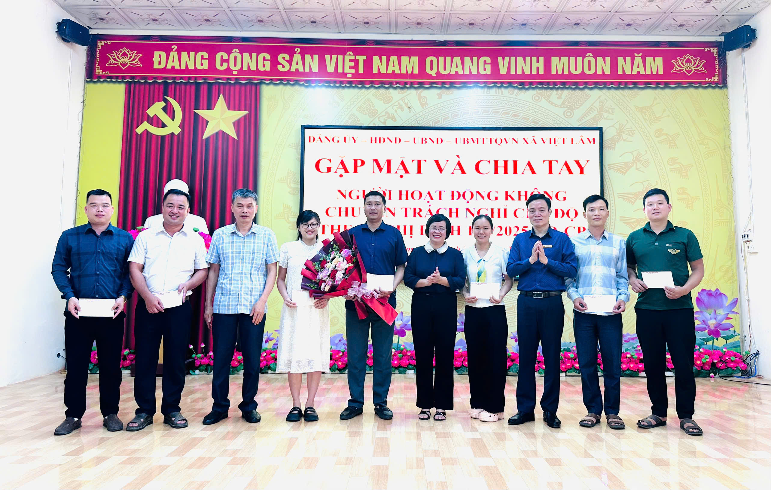 XÃ VIỆT LÂM GẶP MẶT, CHIA TAY CÁN BỘ BÁN CHUYÊN TRÁCH NGHỈ CHẾ ĐỘ THEO NGHỊ ĐỊNH 154 CỦA CHÍNH PHỦ.