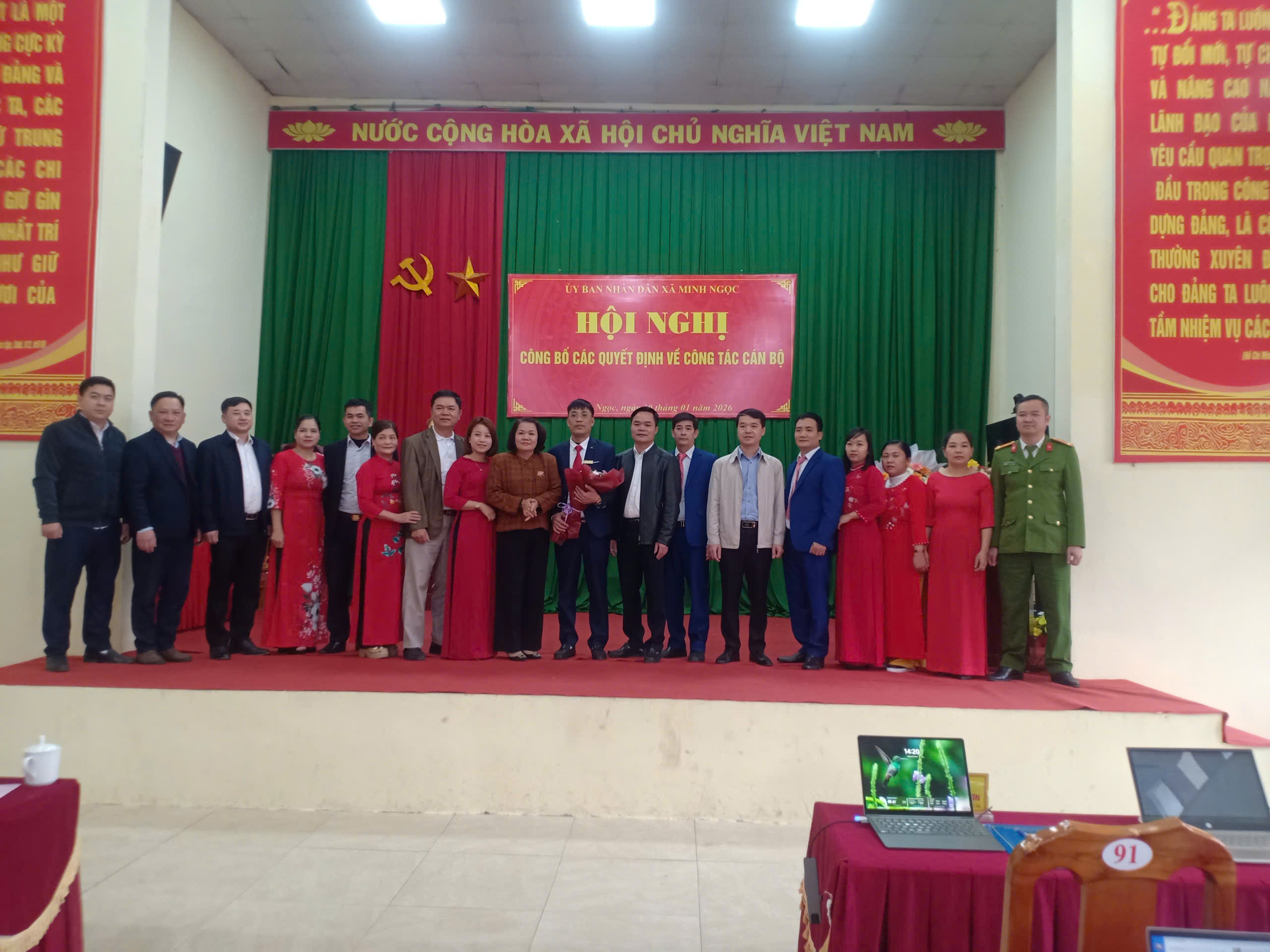         HỘI NGHỊ CÔNG BỐ CÁC QUYẾT ĐỊNH VỀ CÔNG TÁC CÁN BỘ