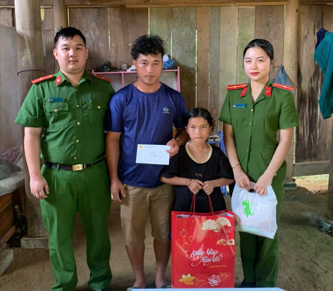 TẶNG QUÀ CON NUÔI CÔNG AN XÃ NHÂN NGÀY QUỐC TẾ THIẾU NHI 01/6