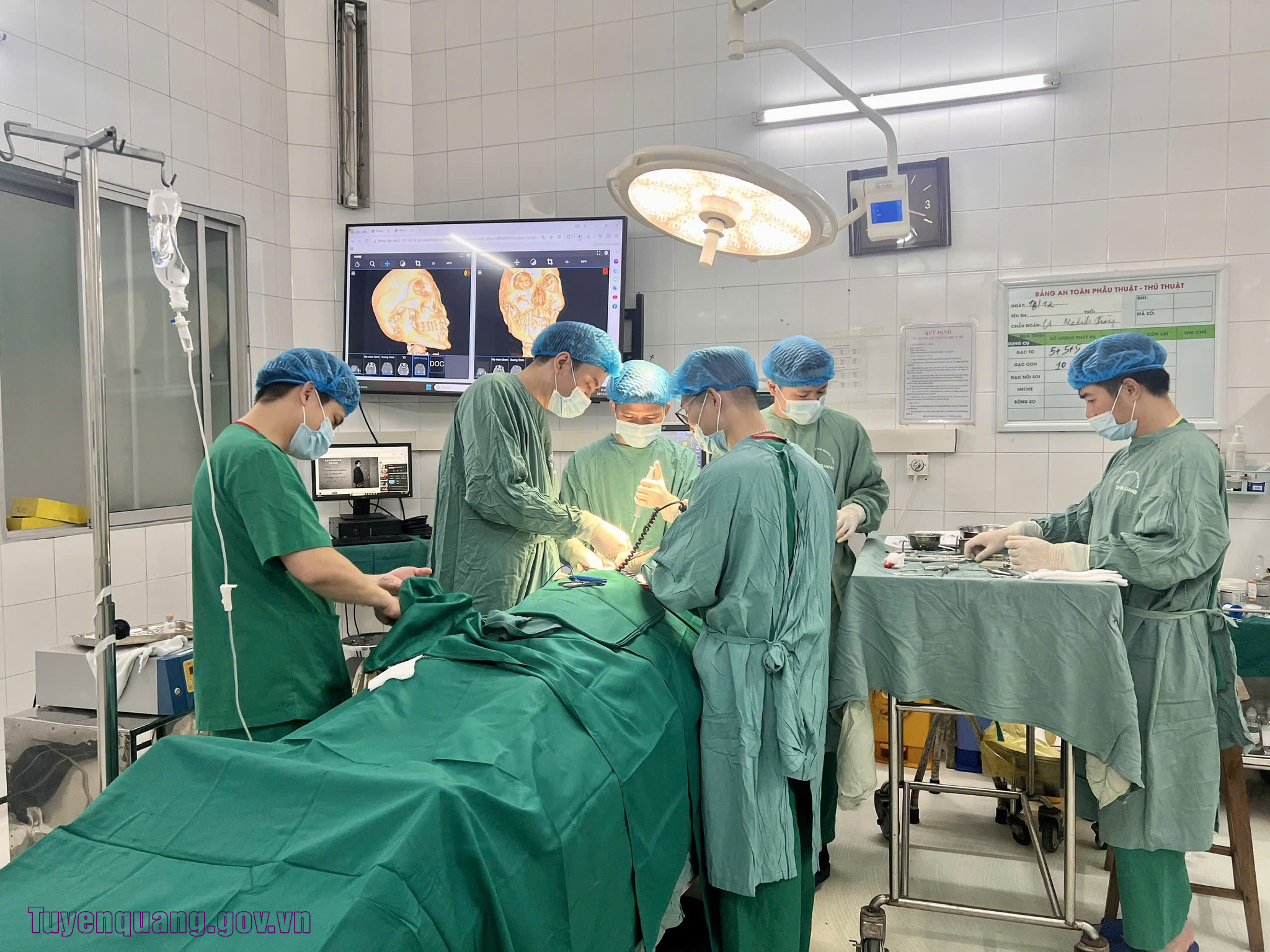 Xây dựng nền y tế hiện đại, vì sức khỏe nhân dân