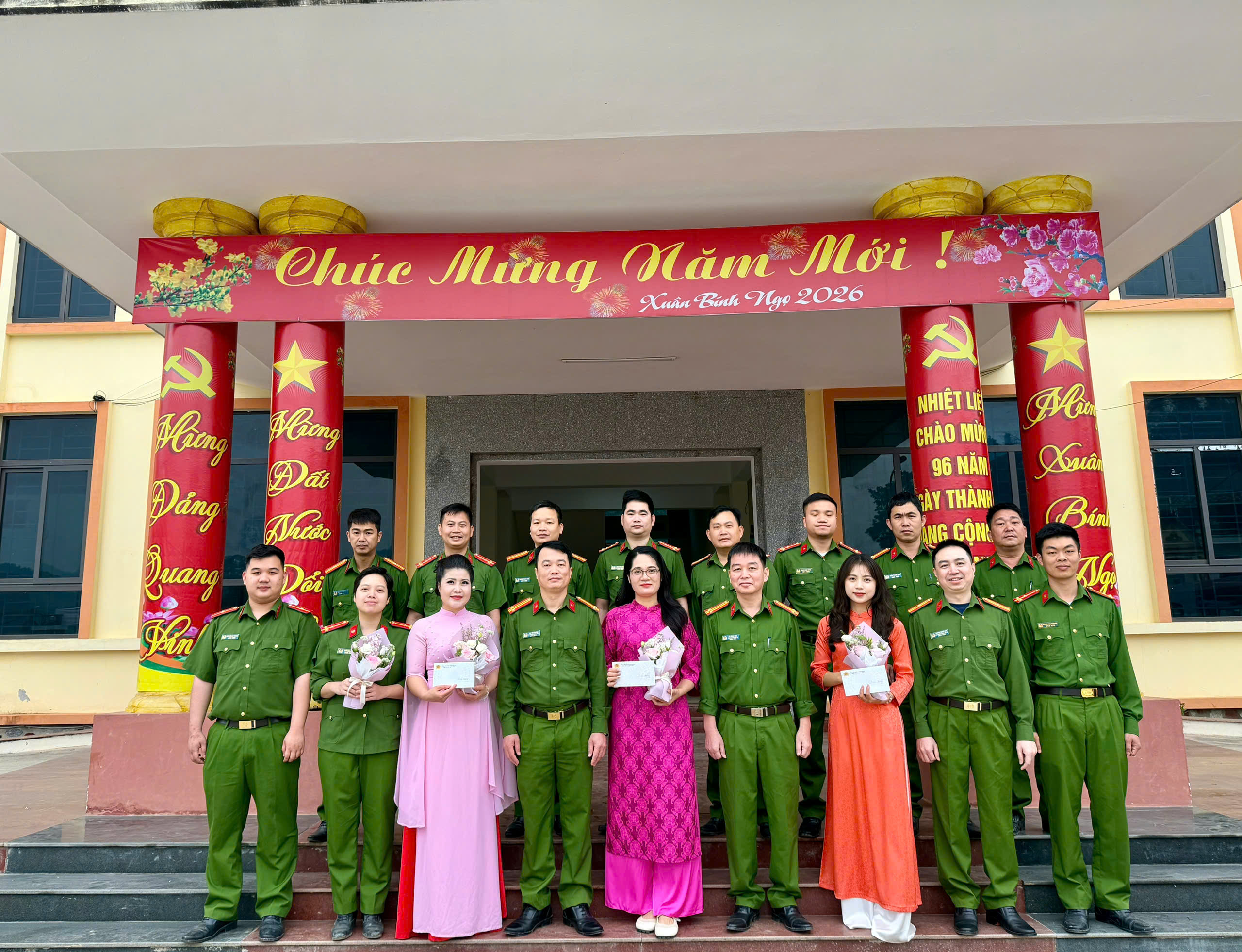 CÔNG AN XÃ TRUNG SƠN TỔ CHỨC TỌA ĐÀM, TẶNG QUÀ CHÚC MỪNG NGÀY QUỐC TẾ PHỤ NỮ 8/3