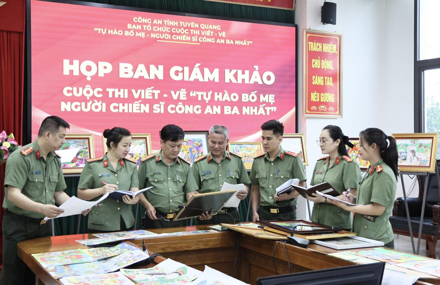 LAN TỎA CUỘC THI VIẾT - VẼ “TỰ HÀO BỐ, MẸ - NGƯỜI CHIẾN SĨ CÔNG AN BA NHẤT”
