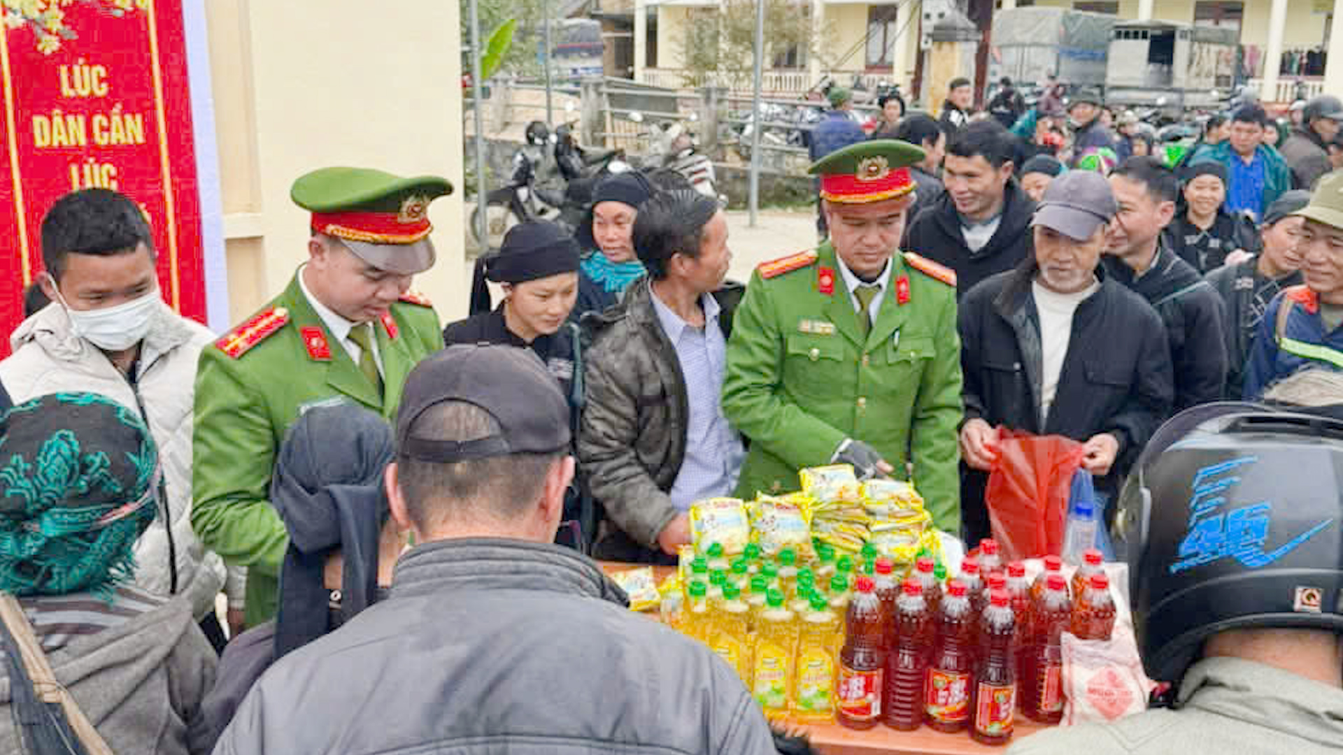 BẢN MÁY: ẤM ÁP “GIAN HÀNG 0 ĐỒNG” – LAN TỎA YÊU THƯƠNG NƠI BIÊN GIỚI