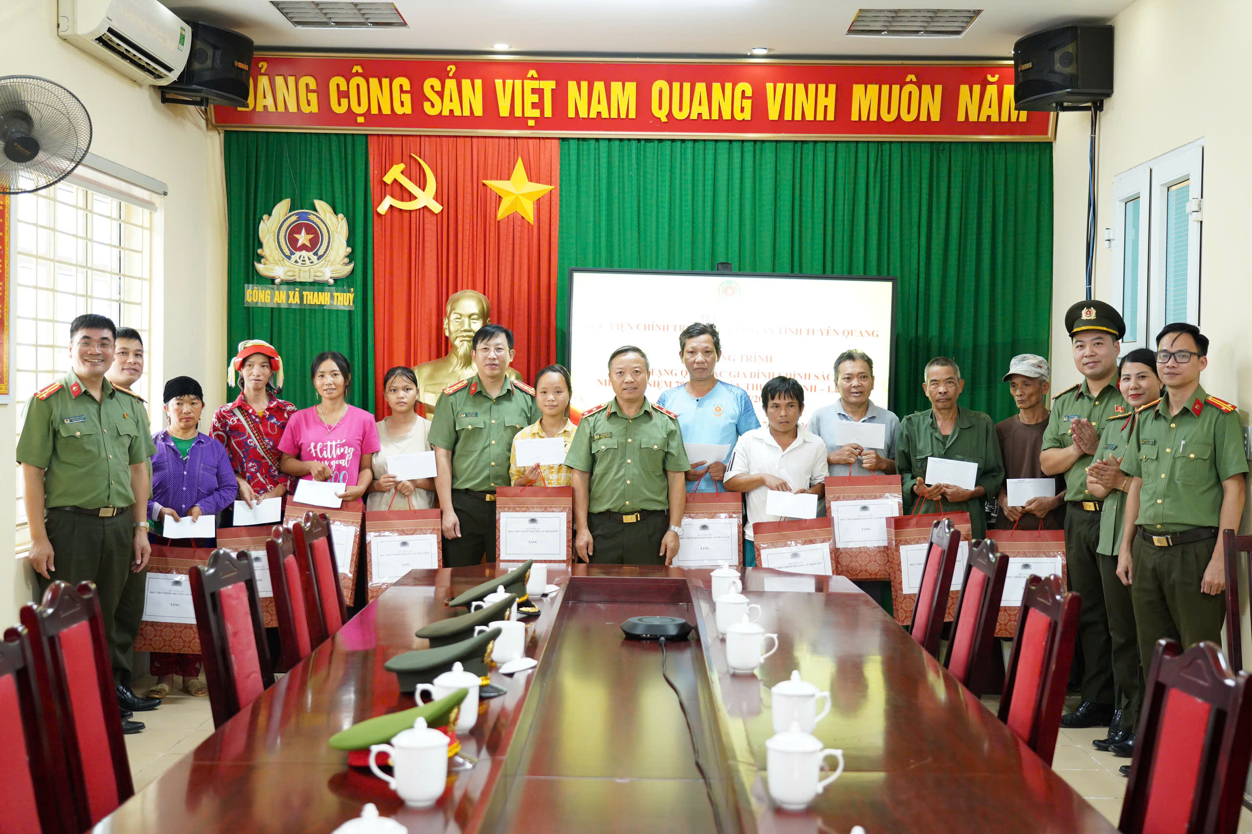 LAN TỎA YÊU THƯƠNG – CHUNG TAY CHIA SẺ CÙNG CÁC HỘ GIA ĐÌNH CÓ HOÀN CẢNH KHÓ KHĂN