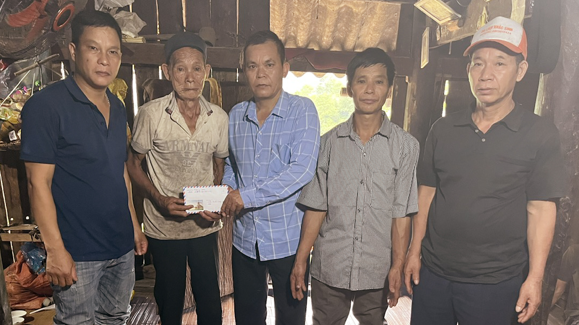 THĂM HỎI, ĐỘNG VIÊN GIA ĐÌNH CÓ THỆT HẠI VỀ NGƯỜI DO SẠT LỞ ĐẤT