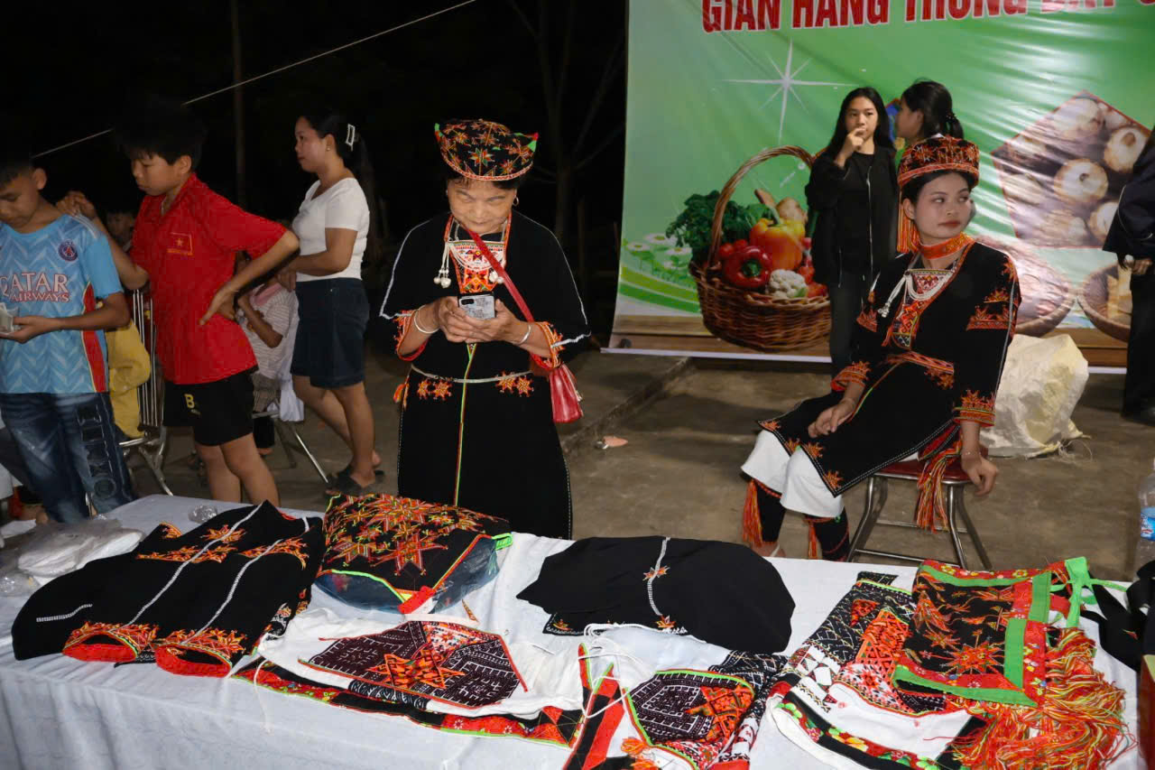 Chợ đ&ecirc;m v L.jpg