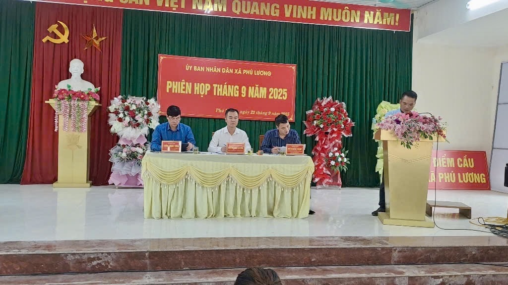 UBND XÃ PHÚ LƯƠNG TỔ CHỨC KỲ HỌP THÁNG 9 NĂM 2025