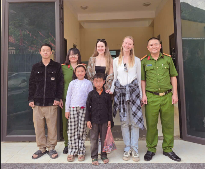 NHANH CHÓNG XÁC MINH, TRAO TRẢ VÍ TÀI SẢN CHO DU KHÁCH QUỐC TẾ TẠI XÃ SÀ PHÌN
