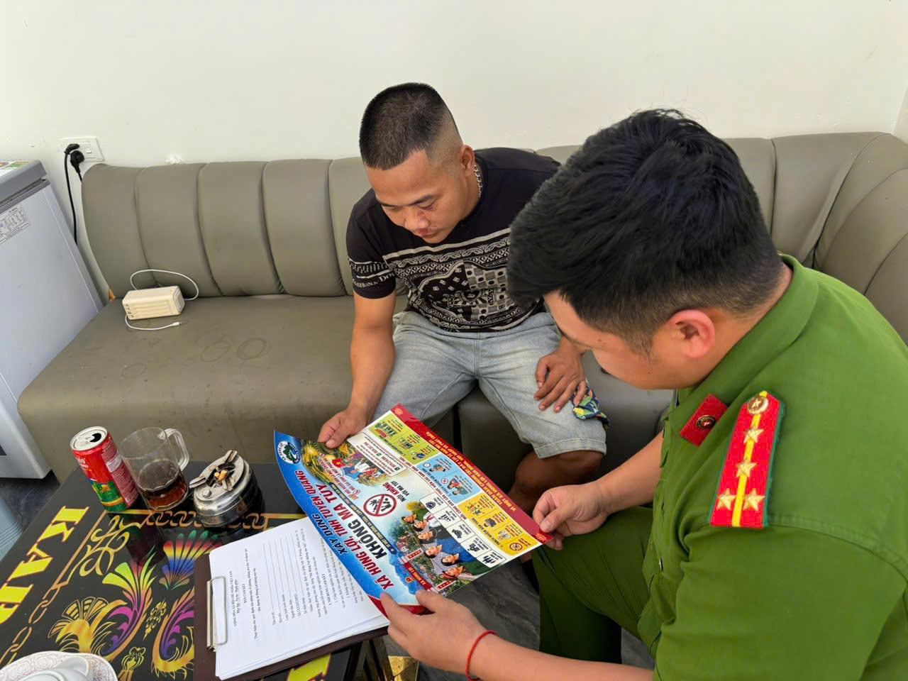 CÔNG AN XÃ HÙNG LỢI TRIỂN KHAI TUYÊN TRUYỀN, DÁN BANNER “XÂY DỰNG XÃ HÙNG LỢI KHÔNG MA TUÝ” VÀ KÝ CAM KẾT PHÒNG NGỪA VI PHẠM PHÁP LUẬT VỀ MA TÚY TẠI CÁC CƠ SỞ KINH DOANH CÓ ĐIỀU KIỆN