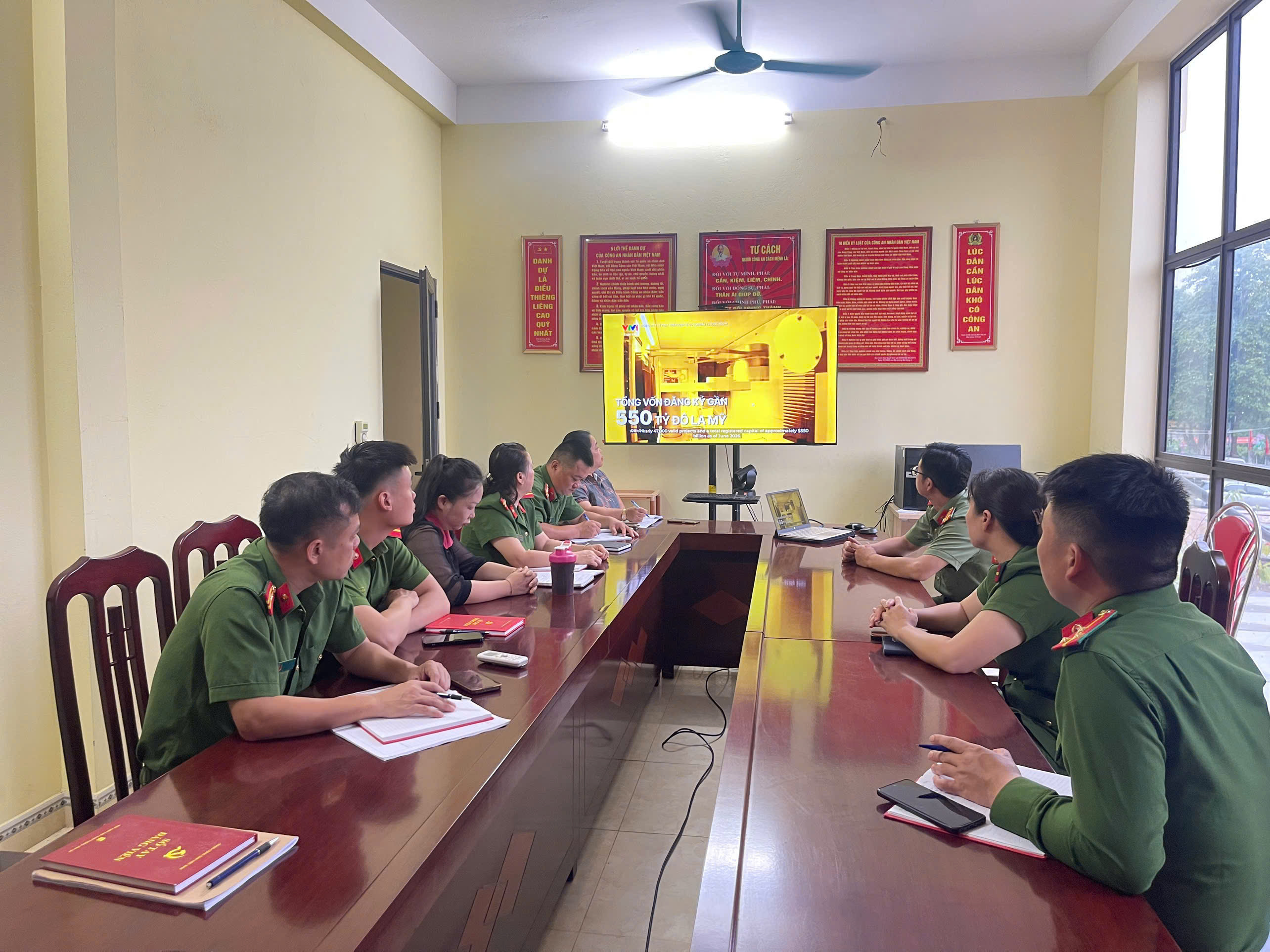 QUÁN TRIỆT NGHỊ QUYẾT 10-NQ/TW – CHUNG SỨC XÂY DỰNG MÔI TRƯỜNG AN NINH AN TOÀN, THU HÚT ĐẦU TƯ, PHÁT TRIỂN ĐẤT NƯỚC