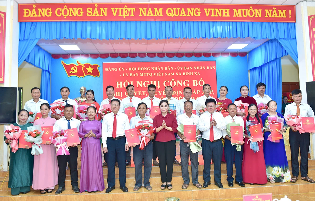 Đồng chí Nông Thị Bích Huệ dự công bố sắp xếp, tổ chức lại thôn tại xã Yên Nguyên và Bình Xa
