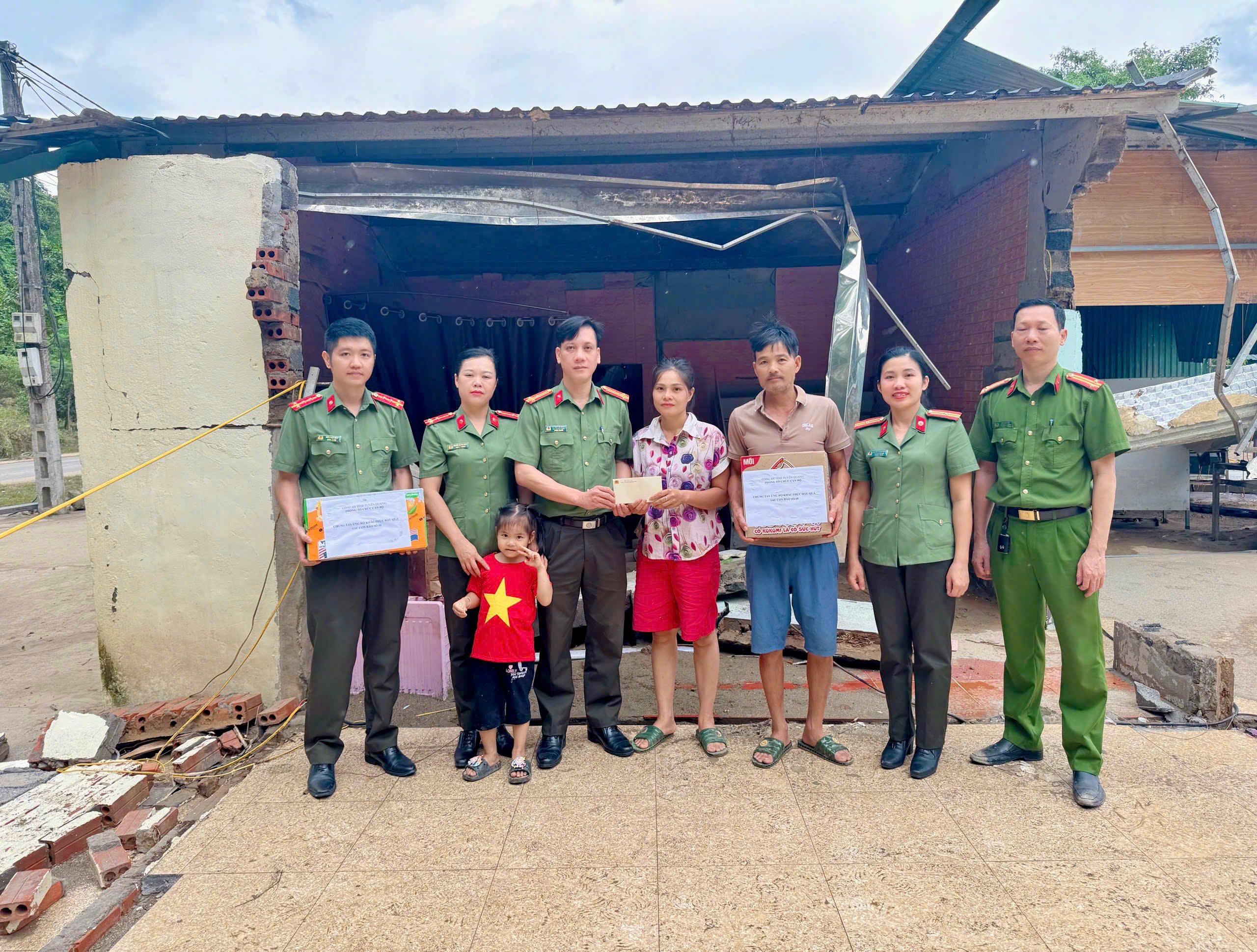 CÁN BỘ, CHIẾN SĨ PHÒNG TỔ CHỨC CÁN BỘ CHỦ ĐỘNG KHẮC PHỤC HẬU QUẢ BÃO SỐ 10 – SẴN SÀNG ỨNG PHÓ BÃO SỐ 11