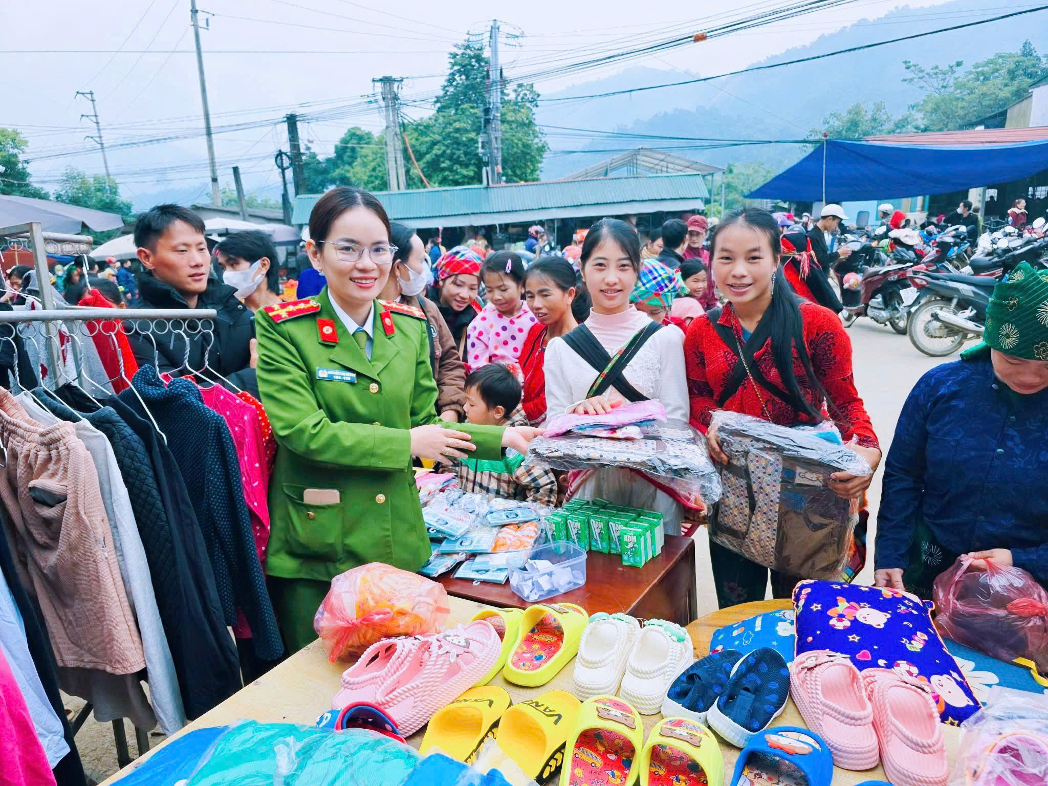 gian h&agrave;ng 3.jpg