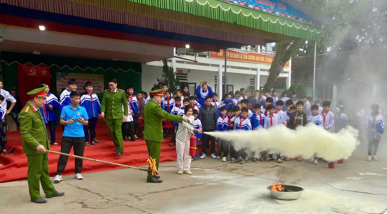 TUYÊN TRUYỀN, HƯỚNG DẪN KỸ NĂNG PHÒNG CHÁY, CHỮA CHÁY TẠI TRƯỜNG THCS BẰNG LANG