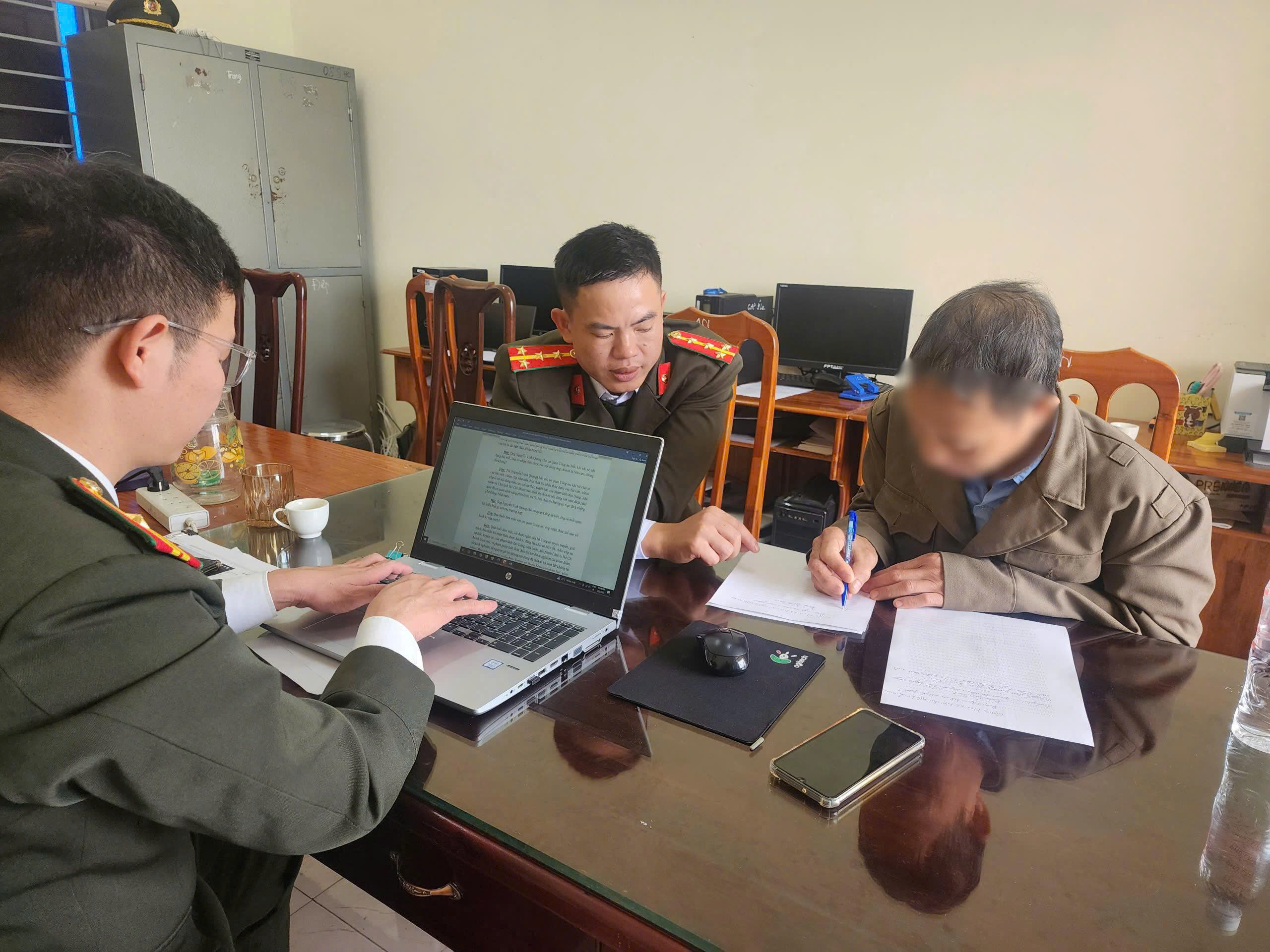 KHÔNG ĐỂ BỨC XÚC CÁ NHÂN THÀNH CÔNG CỤ TIẾP TAY CHO CÁC ĐỐI TƯỢNG PHẢN ĐỘNG, CHỐNG ĐỐI TRÊN MẠNG XÃ HỘI